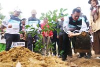 Dalam rangka Bulan Bakti Pramuka Tahun 2023 dan Hari Pramuka ke-62, Kwartir Daerah Pramuka Provinsi Kepri mengadakan Kegiatan Bakti Sosial dengan menanam 750 bibit pohon di Lingkungan Gedung Kwartir Daerah Pramuka Kepri, Dompak, Tanjungpinang, Sabtu (5/8/2023). Foto: Diskominfo Kepri 