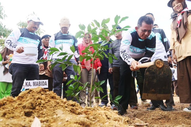 Dalam rangka Bulan Bakti Pramuka Tahun 2023 dan Hari Pramuka ke-62, Kwartir Daerah Pramuka Provinsi Kepri mengadakan Kegiatan Bakti Sosial dengan menanam 750 bibit pohon di Lingkungan Gedung Kwartir Daerah Pramuka Kepri, Dompak, Tanjungpinang, Sabtu (5/8/2023). Foto: Diskominfo Kepri 