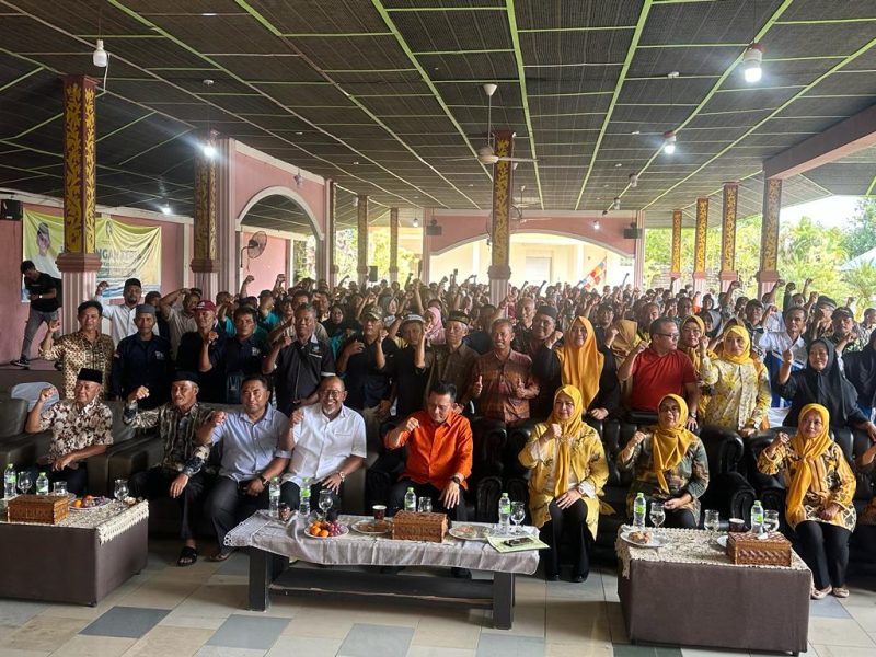 Gubernur Kepulauan Riau H Ansar Ahmad bersama Rizky Faisal dalam suatu forum silaturahmi dengan Ketua RT dan Ketua RW se-Bintan Utara di daerah Melayu Berdendang, Tanjung Uban, Bintan Utara, Kepulauan Riau, Sabtu (5/8/2023). Foto: Istimewa 