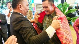 Gubernur Kepulauan Riau H. Ansar Ahmad menghadiri perayaan ulang tahun ke-40 Gereja HKBP Rogate Kijang yang berlangsung di Kelurahan Kijang Kota, Kecamatan Bintan Timur, Kabupaten Bintan pada Minggu (6/8/2023). Foto: Diskominfo Kepri 