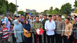 Gubernur Kepri H. Ansar Ahmad menghadiri syukuran bersama masyarakat,  atas selesainya proyek peningkatan jalan menuju sekolah di wilayah Tiban Indah Kecamatan Sekupang Kota Batam, Minggu (6/8/2023). Foto: Diskominfo Kepri 