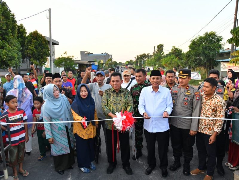 Gubernur Kepri H. Ansar Ahmad menghadiri syukuran bersama masyarakat,  atas selesainya proyek peningkatan jalan menuju sekolah di wilayah Tiban Indah Kecamatan Sekupang Kota Batam, Minggu (6/8/2023). Foto: Diskominfo Kepri 