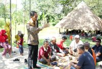 Wakil Wali Kota Batam Amsakar Achmad saat menghadiri kegiatan pisah sambut pengurus Majelis Taklim Raudhatul Jannah Putri Tujuh, yang berlangsung di Kebun Jambu Madu Marina, Batu Aji, pada Minggu (6/8/2023). Foto: INIKEPRI.COM

