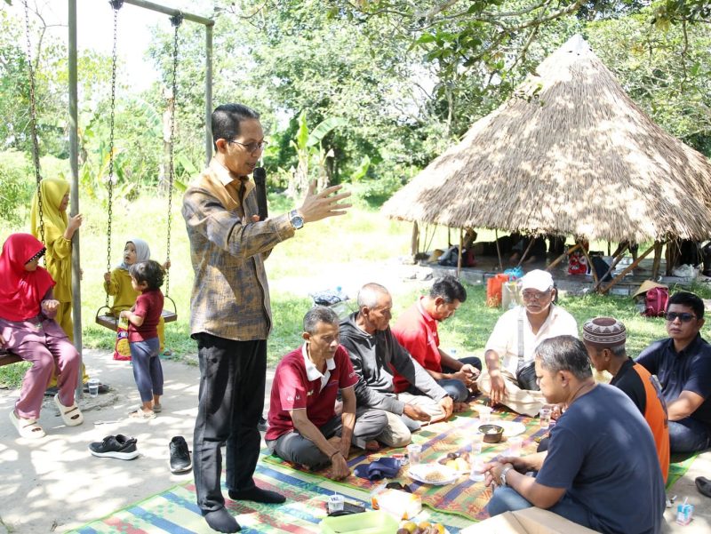 Wakil Wali Kota Batam Amsakar Achmad saat menghadiri kegiatan pisah sambut pengurus Majelis Taklim Raudhatul Jannah Putri Tujuh, yang berlangsung di Kebun Jambu Madu Marina, Batu Aji, pada Minggu (6/8/2023). Foto: INIKEPRI.COM

