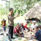 Wakil Wali Kota Batam Amsakar Achmad saat menghadiri kegiatan pisah sambut pengurus Majelis Taklim Raudhatul Jannah Putri Tujuh, yang berlangsung di Kebun Jambu Madu Marina, Batu Aji, pada Minggu (6/8/2023). Foto: INIKEPRI.COM 
 