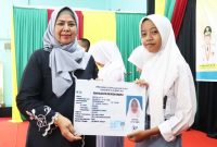 Ketua TP-PKK Provinsi Kepulauan Riau Hj. Dewi Kumalasari Ansar menghadiri kegiatan Fasilitasi Update Data Kependudukan dan Penyerahan KTP - Elektronik Pemula kepada siswa-siswi SMA yang menginjak usia 17 tahun di SMA Negeri 1 Toapaya, Bintan, Senin (7/8/2023). Foto: Diskominfo Kepri 