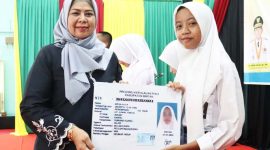 Ketua TP-PKK Provinsi Kepulauan Riau Hj. Dewi Kumalasari Ansar menghadiri kegiatan Fasilitasi Update Data Kependudukan dan Penyerahan KTP - Elektronik Pemula kepada siswa-siswi SMA yang menginjak usia 17 tahun di SMA Negeri 1 Toapaya, Bintan, Senin (7/8/2023). Foto: Diskominfo Kepri 