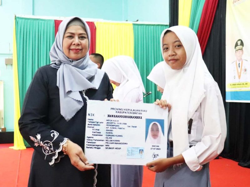 Ketua TP-PKK Provinsi Kepulauan Riau Hj. Dewi Kumalasari Ansar menghadiri kegiatan Fasilitasi Update Data Kependudukan dan Penyerahan KTP - Elektronik Pemula kepada siswa-siswi SMA yang menginjak usia 17 tahun di SMA Negeri 1 Toapaya, Bintan, Senin (7/8/2023). Foto: Diskominfo Kepri 