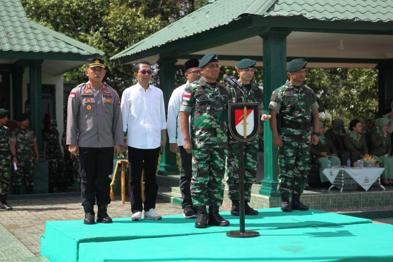 Wakil Wali Kota Batam, Amsakar Achmad bersama Forkopimda mengikuti secara langsung Upacara Serah Terima Jabatan Komandan Yonif 136/ Tuah Sakti dari Letkol Inf Andi Ariyanto, S.I.P, kepada Mayor Inf Gede Agus Dian Pringgana, S. Sos., M.M.A.S. Foto: INIKEPRI.COM
