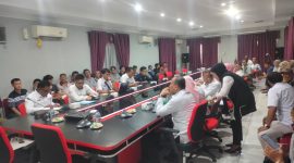 Seluruh Pedangang yang ada di Akau Potong Lembu melakukan pertemuan dengan Wali Kota Tanjungpinang, Hj. Rahma, S.IP.,M.M, Rabu (9/8/2023) di ruang rapat kantor Bapelitbang Kota Tanjungpinang, Jalan Basuki Rahmat. Foto: Diskominfo Tanjungpinang 