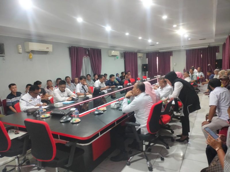 Seluruh Pedangang yang ada di Akau Potong Lembu melakukan pertemuan dengan Wali Kota Tanjungpinang, Hj. Rahma, S.IP.,M.M, Rabu (9/8/2023) di ruang rapat kantor Bapelitbang Kota Tanjungpinang, Jalan Basuki Rahmat. Foto: Diskominfo Tanjungpinang 