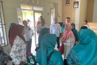 Wakil wali kota Tanjungpinang, H.Endang Abdulah, S.Kp.,M.Si, mengunjungi salah satu keluarga yang beresiko stunting di wilayah kelurahan Tanjung Unggat, Rabu (9/8/2023). Foto: Diskominfo Tanjungpinang 