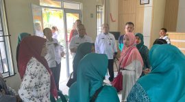 Wakil wali kota Tanjungpinang, H.Endang Abdulah, S.Kp.,M.Si, mengunjungi salah satu keluarga yang beresiko stunting di wilayah kelurahan Tanjung Unggat, Rabu (9/8/2023). Foto: Diskominfo Tanjungpinang 