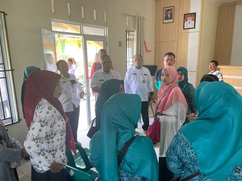 Wakil wali kota Tanjungpinang, H.Endang Abdulah, S.Kp.,M.Si, mengunjungi salah satu keluarga yang beresiko stunting di wilayah kelurahan Tanjung Unggat, Rabu (9/8/2023). Foto: Diskominfo Tanjungpinang 