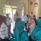 Wakil wali kota Tanjungpinang, H.Endang Abdulah, S.Kp.,M.Si, mengunjungi salah satu keluarga yang beresiko stunting di wilayah kelurahan Tanjung Unggat, Rabu (9/8/2023). Foto: Diskominfo Tanjungpinang 
