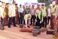 Cen Sui Lan Anggota Komisi V DPR RI Fraksi Golkar Dapil Kepri bersama hj Rahma Wali Kota Tanjungpinang melakukan peletakan batu pertama (groundbreaking) pembangunan Rusun Quran Center Syahrul Quran di Kampung Bugis, Kota Tanjungpinang, Selasa (8/8/2023). Disaksikan oleh Kasatker Perumahan Kepri Ditjen Perumahan Kementerian PUPR Forkopimda dan OPD. Foto: Istimewa 