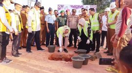 Cen Sui Lan Anggota Komisi V DPR RI Fraksi Golkar Dapil Kepri bersama hj Rahma Wali Kota Tanjungpinang melakukan peletakan batu pertama (groundbreaking) pembangunan Rusun Quran Center Syahrul Quran di Kampung Bugis, Kota Tanjungpinang, Selasa (8/8/2023). Disaksikan oleh Kasatker Perumahan Kepri Ditjen Perumahan Kementerian PUPR Forkopimda dan OPD. Foto: Istimewa 