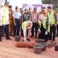 Cen Sui Lan Anggota Komisi V DPR RI Fraksi Golkar Dapil Kepri bersama hj Rahma Wali Kota Tanjungpinang melakukan peletakan batu pertama (groundbreaking) pembangunan Rusun Quran Center Syahrul Quran di Kampung Bugis, Kota Tanjungpinang, Selasa (8/8/2023). Disaksikan oleh Kasatker Perumahan Kepri Ditjen Perumahan Kementerian PUPR Forkopimda dan OPD. Foto: Istimewa 