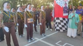 Wali Kota Tanjungpinang, Hj. Rahma, S.IP.,M.M, secara resmi melepas peserta Lomba Gerak Jalan Proklamasi 8 Kilometer pada Sabtu (12/8/2023) pagi di Terminal Sei Carang, Tanjungpinang Timur. Foto: Diskominfo Tanjungpinang 