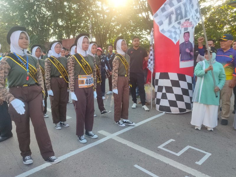 Wali Kota Tanjungpinang, Hj. Rahma, S.IP.,M.M, secara resmi melepas peserta Lomba Gerak Jalan Proklamasi 8 Kilometer pada Sabtu (12/8/2023) pagi di Terminal Sei Carang, Tanjungpinang Timur. Foto: Diskominfo Tanjungpinang 