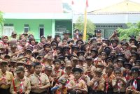 Wakil Wali Kota Batam Amsakar Achmad, saat membuka kegiatan Ekstrakurikuler Pramuka Minah untuk Tahun Pelajaran 2023/2024, sekaligus memperingati Hari Jadi Pramuka ke-62 di MI Nurul Amanatul Haq, Sabtu (12/8/2023). Foto: INIKEPRI.COM 