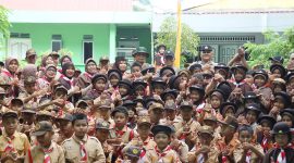 Wakil Wali Kota Batam Amsakar Achmad, saat membuka kegiatan Ekstrakurikuler Pramuka Minah untuk Tahun Pelajaran 2023/2024, sekaligus memperingati Hari Jadi Pramuka ke-62 di MI Nurul Amanatul Haq, Sabtu (12/8/2023). Foto: INIKEPRI.COM 