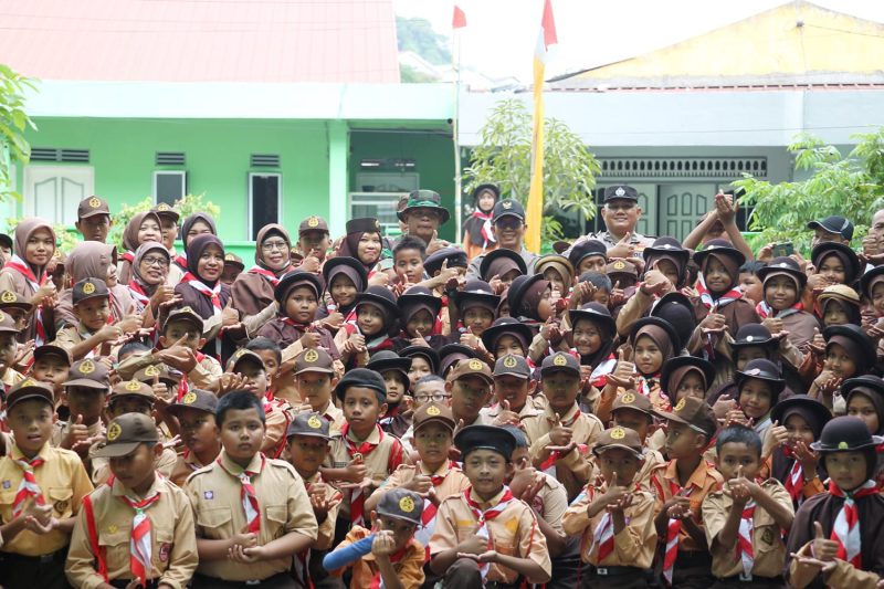 Wakil Wali Kota Batam Amsakar Achmad, saat membuka kegiatan Ekstrakurikuler Pramuka Minah untuk Tahun Pelajaran 2023/2024, sekaligus memperingati Hari Jadi Pramuka ke-62 di MI Nurul Amanatul Haq, Sabtu (12/8/2023). Foto: INIKEPRI.COM 