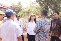 Anggota DPR RI Fraksi Golkar Dapil Kepri Cen Sui Lan mendengar keluh kesah masyarakat di dua perumahan Kelurahan Batu IX Tanjungpinang Timur, pada Rabu (9/8/2023) lalu.  Foto:Istimewa

