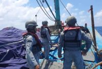 Badan Keamanan Laut (Bakamla) RI telah menangkap kapal ikan asing (KIA) berbendera Vietnam yang melakukan penangkapan ikan ilegal di wilayah perairan dan yurisdiksi Indonesia di Laut Natuna Utara, Kepulauan Riau (Kepri). Foto: KKP 