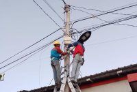 PT PLN Batam menindaklanjuti keluhan masyarakat di Kota Batam terkait penggelaran kabel jaringan listrik pada sebagian tiang yang tidak rapih. Penataan tersebut dilakukan Tim Unit Bisnis Infrastruktur PT PLN Batam setelah mendapat keluhan dari warga di Perumahan Taman Anugerah Ideal. Foto: PLN Batam untuk INIKEPRI.COM
