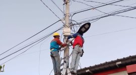 PT PLN Batam menindaklanjuti keluhan masyarakat di Kota Batam terkait penggelaran kabel jaringan listrik pada sebagian tiang yang tidak rapih. Penataan tersebut dilakukan Tim Unit Bisnis Infrastruktur PT PLN Batam setelah mendapat keluhan dari warga di Perumahan Taman Anugerah Ideal. Foto: PLN Batam untuk INIKEPRI.COM 
