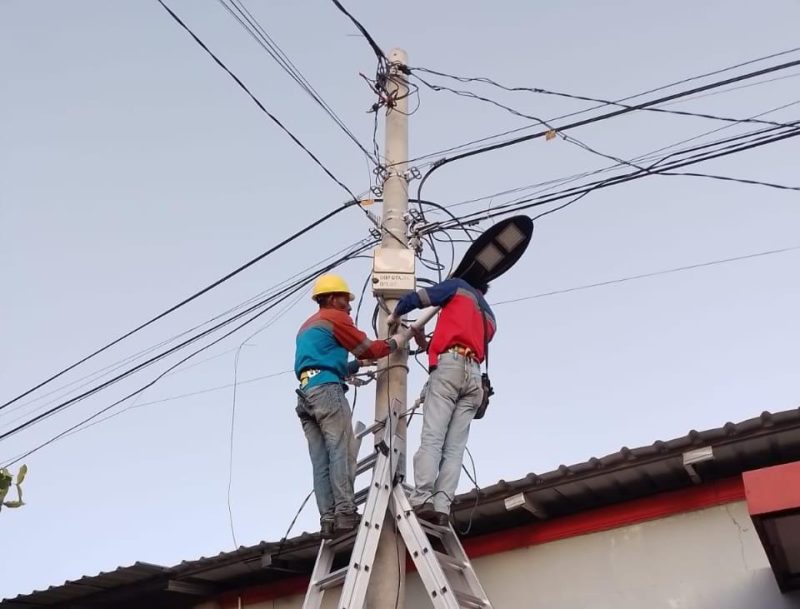 PT PLN Batam menindaklanjuti keluhan masyarakat di Kota Batam terkait penggelaran kabel jaringan listrik pada sebagian tiang yang tidak rapih. Penataan tersebut dilakukan Tim Unit Bisnis Infrastruktur PT PLN Batam setelah mendapat keluhan dari warga di Perumahan Taman Anugerah Ideal. Foto: PLN Batam untuk INIKEPRI.COM
