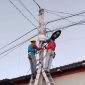 PT PLN Batam menindaklanjuti keluhan masyarakat di Kota Batam terkait penggelaran kabel jaringan listrik pada sebagian tiang yang tidak rapih. Penataan tersebut dilakukan Tim Unit Bisnis Infrastruktur PT PLN Batam setelah mendapat keluhan dari warga di Perumahan Taman Anugerah Ideal. Foto: PLN Batam untuk INIKEPRI.COM 
