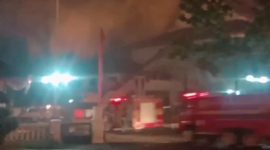 Kantor Dewan Perwakilan Rakyat Daerah (DPRD) Batam yang berada di Engku Putri, Batam Centre, terbakar, pada Selasa (15/8/2023) dini hari, sekitar pukul 00:05 WIB. Foto: Tangkapan Layar @hallorizkyyy 