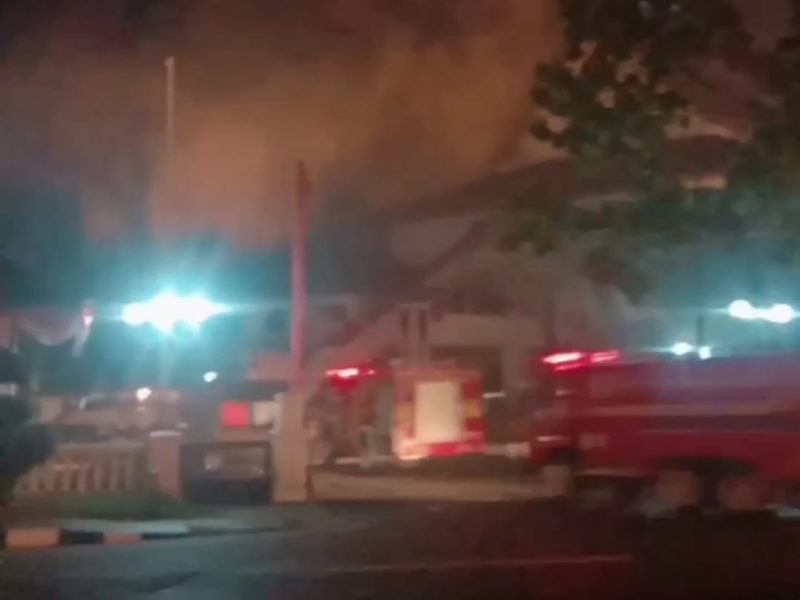 Kantor Dewan Perwakilan Rakyat Daerah (DPRD) Batam yang berada di Engku Putri, Batam Centre, terbakar, pada Selasa (15/8/2023) dini hari, sekitar pukul 00:05 WIB. Foto: Tangkapan Layar @hallorizkyyy 