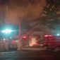 Kantor Dewan Perwakilan Rakyat Daerah (DPRD) Batam yang berada di Engku Putri, Batam Centre, terbakar, pada Selasa (15/8/2023) dini hari, sekitar pukul 00:05 WIB. Foto: Tangkapan Layar @hallorizkyyy 