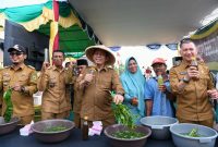 Gubernur Kepulauan Riau, H. Ansar Ahmad, menyerahkan bantuan pertanian di Desa Semedang, Kecamatan Bunguran Batubi, Natuna, Selasa (15/8/2023). Bantuan pertanian meliputi Pupuk Organik, Pupuk NPK, Benih Cabai, Benih Padi Inpari, dan Benih Nutrizink yang bersumber dari APBN dan APBD Provinsi Kepulauan Riau Tahun Anggaran 2023. Foto: Diskominfo Kepri 