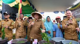 Gubernur Kepulauan Riau, H. Ansar Ahmad, menyerahkan bantuan pertanian di Desa Semedang, Kecamatan Bunguran Batubi, Natuna, Selasa (15/8/2023). Bantuan pertanian meliputi Pupuk Organik, Pupuk NPK, Benih Cabai, Benih Padi Inpari, dan Benih Nutrizink yang bersumber dari APBN dan APBD Provinsi Kepulauan Riau Tahun Anggaran 2023. Foto: Diskominfo Kepri 