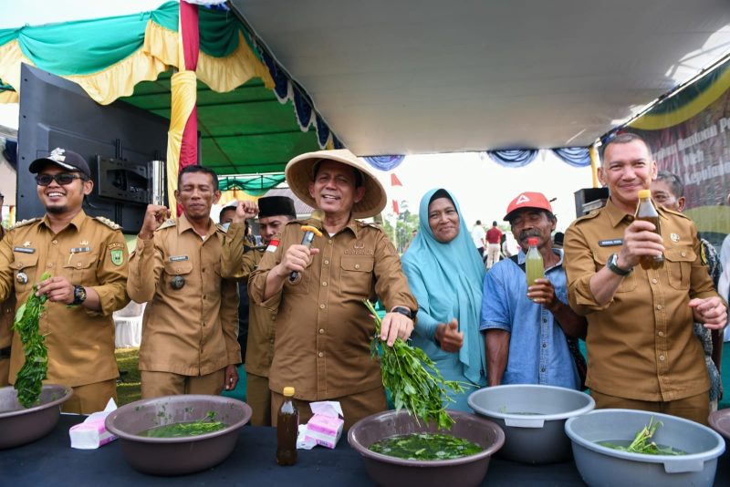 Gubernur Kepulauan Riau, H. Ansar Ahmad, menyerahkan bantuan pertanian di Desa Semedang, Kecamatan Bunguran Batubi, Natuna, Selasa (15/8/2023). Bantuan pertanian meliputi Pupuk Organik, Pupuk NPK, Benih Cabai, Benih Padi Inpari, dan Benih Nutrizink yang bersumber dari APBN dan APBD Provinsi Kepulauan Riau Tahun Anggaran 2023. Foto: Diskominfo Kepri 