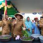 Gubernur Kepulauan Riau, H. Ansar Ahmad, menyerahkan bantuan pertanian di Desa Semedang, Kecamatan Bunguran Batubi, Natuna, Selasa (15/8/2023). Bantuan pertanian meliputi Pupuk Organik, Pupuk NPK, Benih Cabai, Benih Padi Inpari, dan Benih Nutrizink yang bersumber dari APBN dan APBD Provinsi Kepulauan Riau Tahun Anggaran 2023. Foto: Diskominfo Kepri 