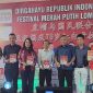 Cen Sui Lan Anggota DPR RI Dapil Kepri menerima penghargaan dari Perkumpulan Huamao Batam, saat mennghadiri pembukaan lomba karaoke lagu Mandiri bertema cinta tanah air (Indonesia) di One Batam Mall, Minggu (13/8/2023) malam. Foto: Dok. Suaraserumpun.com