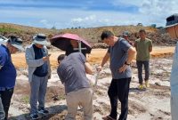 Sejumlah WNA Tiongkok masuk ke lokasi tambak udang, Desa Marok Tua, Singkep Barat, Lingga, Selasa (15/8/2023). Foto: ANTARA