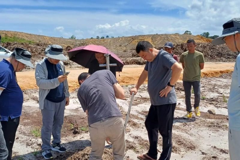 Sejumlah WNA Tiongkok masuk ke lokasi tambak udang, Desa Marok Tua, Singkep Barat, Lingga, Selasa (15/8/2023). Foto: ANTARA