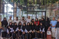 Ketua umum DPP GARPU Pietra M Paloh berfoto bersama siswa dan ustaz Madrasah Aliyah An-Ni'mah. Foto: INIKEPRI.COM 