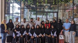 Ketua umum DPP GARPU Pietra M Paloh berfoto bersama siswa dan ustaz Madrasah Aliyah An-Ni'mah. Foto: INIKEPRI.COM 