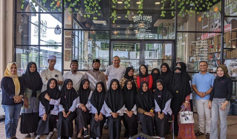 Ketua umum DPP GARPU Pietra M Paloh berfoto bersama siswa dan ustaz Madrasah Aliyah An-Ni'mah. Foto: INIKEPRI.COM 