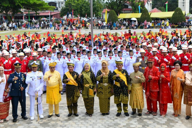 Menteri Dalam Negeri (Mendagri) RI Muhammad Tito Karnavian mengungkapkan apresiasi kepada putra-putri terbaik yang telah terpilih menjadi Anggota Paskibraka dan sukses mengibarkan Bendera Merah Putih di hadapannya semasa menjadi Inspektur Upacara Peringatan Detik-Detik Proklamasi RI tingkat Pemprov Kepri di Pantai Piwang, Ranai, Natuna, Kamis (17/8/2023) pagi. Foto: Diskominfo Kepri 