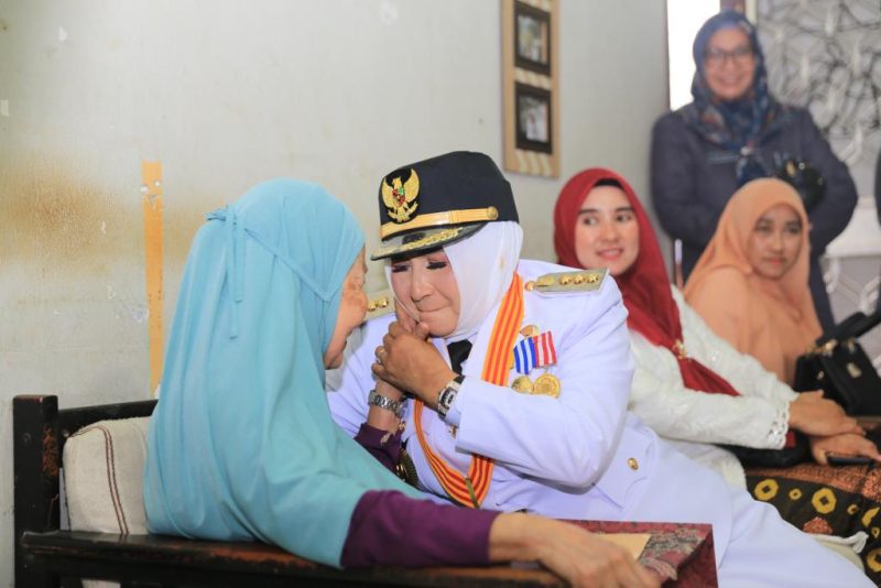 Wali Kota Tanjungpinang, Hj. Rahma melaksanakan kunjungan silaturahmi ke kediaman beberapa veteran, Kamis (17/8). Foto: Diskominfo Tanjungpinang 