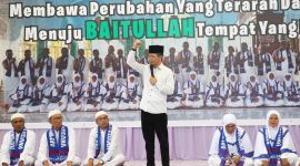 Wakil Wali Kota Batam Amsakar Achmad menghadiri Tasyakuran Walimatus Safar Lil Umroh Tahun 2023 yang ditaja Grup Al Hijrah dan Permata di Masjid Al Anshar Pulau Terong, Belakangpadang, Jumat (18/8/2023). Foto: INIKEPRI.COM 