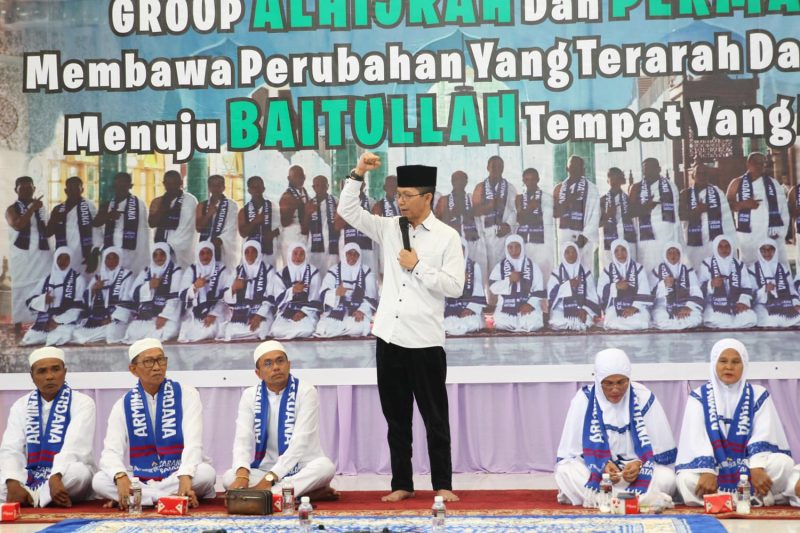 Wakil Wali Kota Batam Amsakar Achmad menghadiri Tasyakuran Walimatus Safar Lil Umroh Tahun 2023 yang ditaja Grup Al Hijrah dan Permata di Masjid Al Anshar Pulau Terong, Belakangpadang, Jumat (18/8/2023). Foto: INIKEPRI.COM 